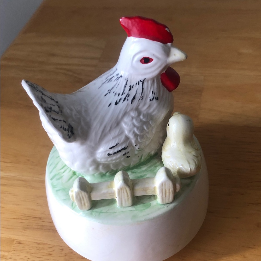 Ceramic rare VTG Hen and Chick Figurine - White with Red Accents - Picture 5 of 7